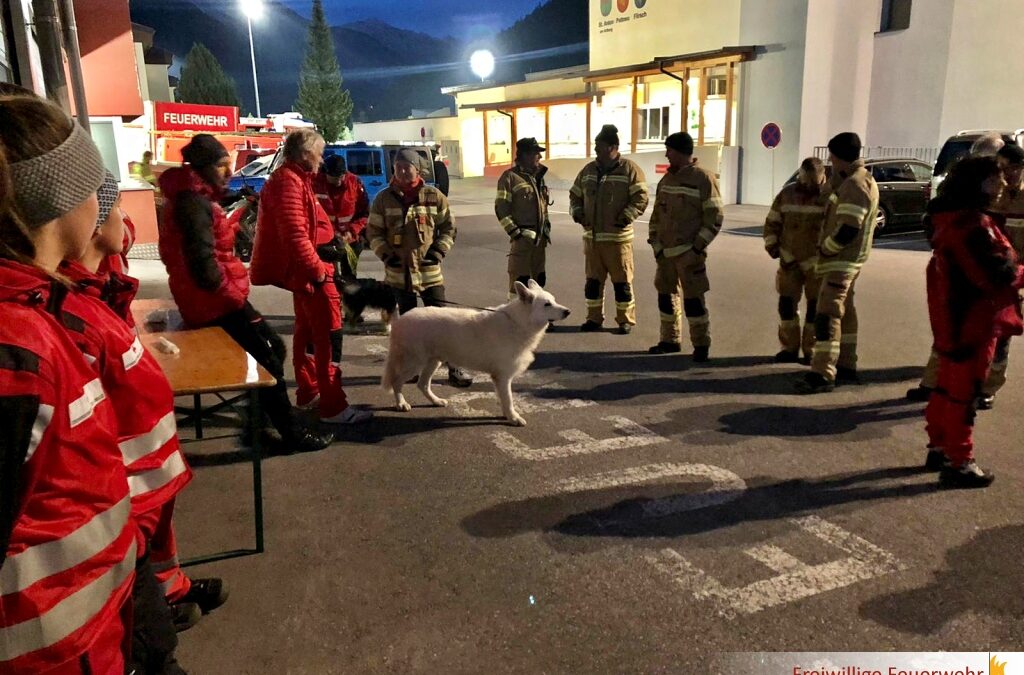 Suchhundeübung mit dem Roten Kreuz