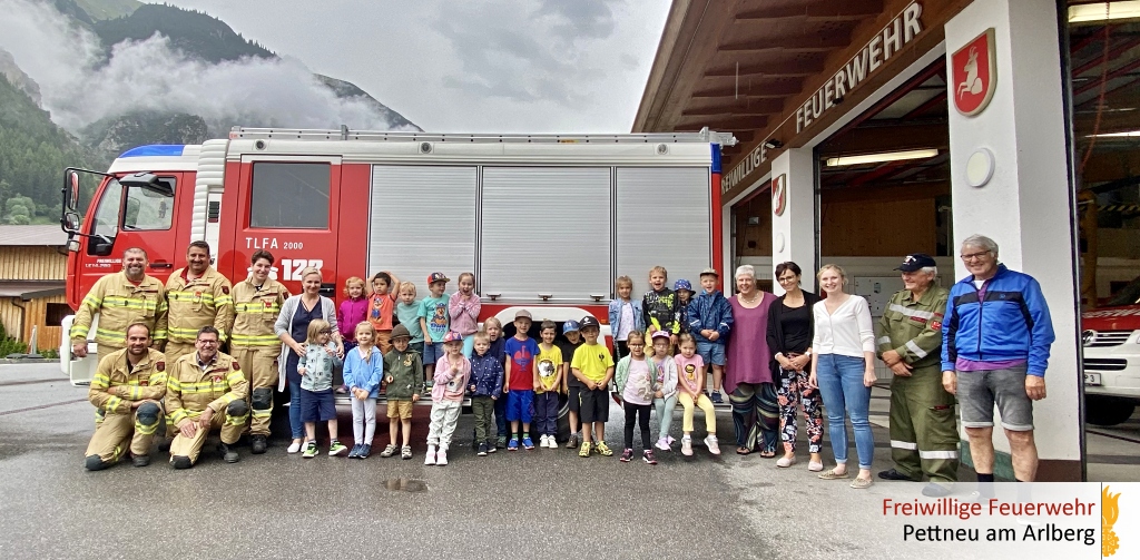 Der Kindergarten zu Besuch bei der Feuerwehr