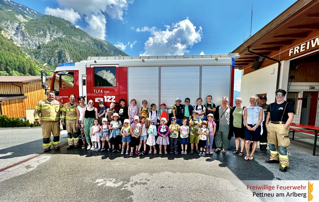 Der Kindergarten besuchte uns in der Feuerwehrhalle