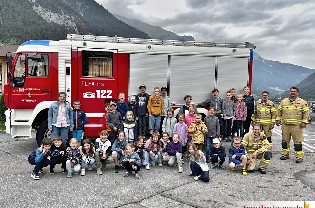 Besuch der Volksschule Pettneu