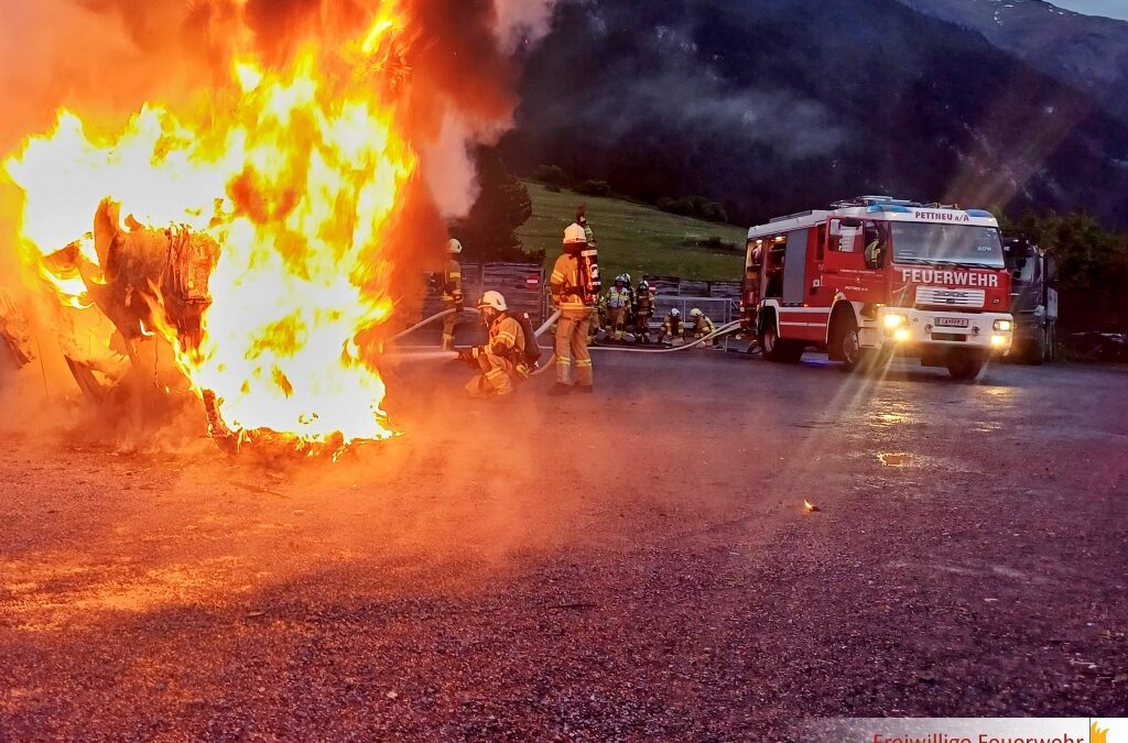 Einsatzübung mit Verkehrsunfall und Folgeeinsatz „PKW-Brand“