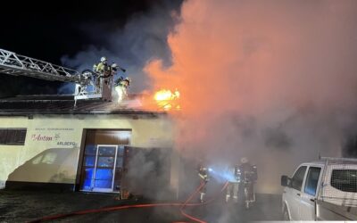 Dachstuhlbrand in St. Anton – Unterstützung bei großem Brandeinsatz